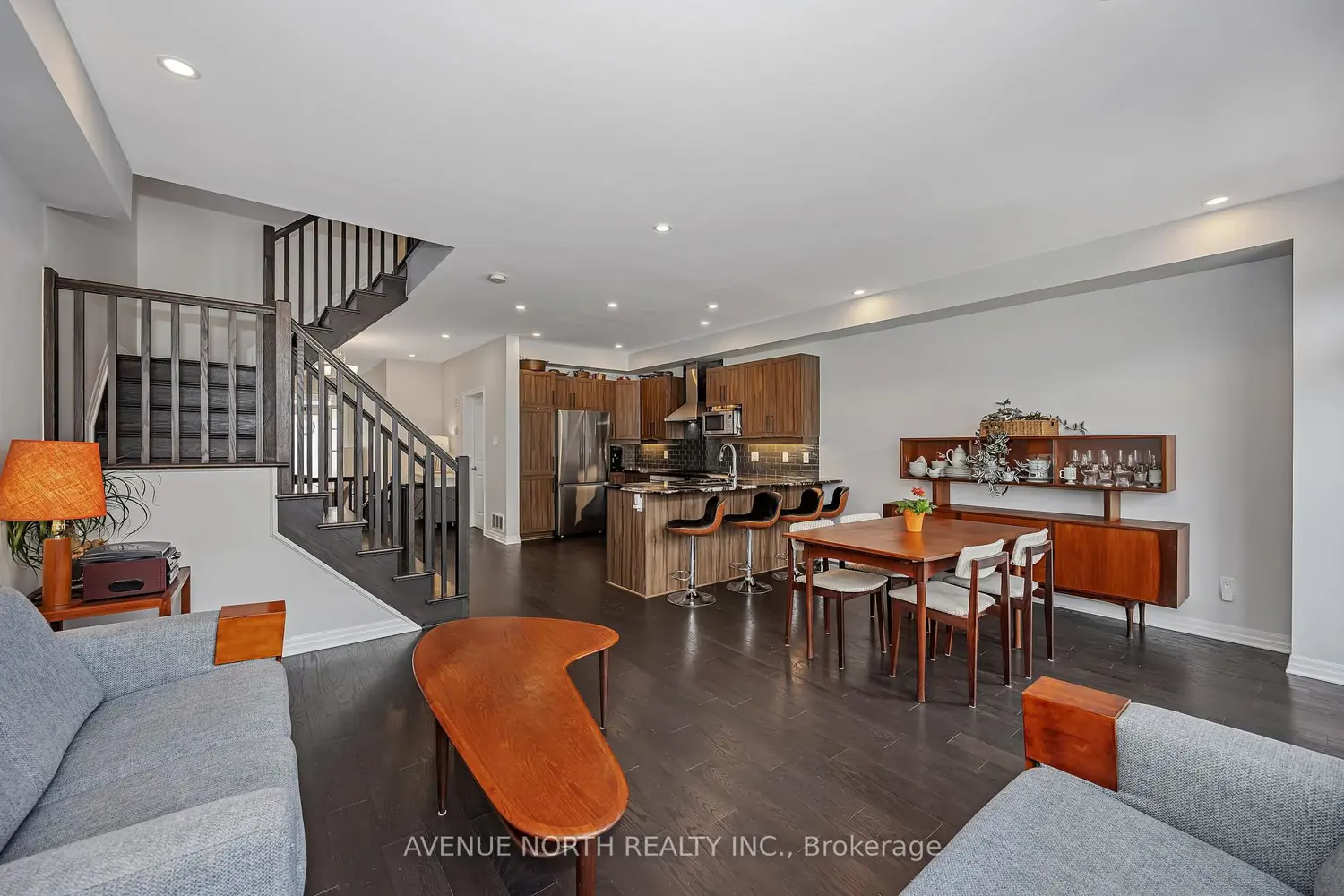 323 Lysander Place photo 4