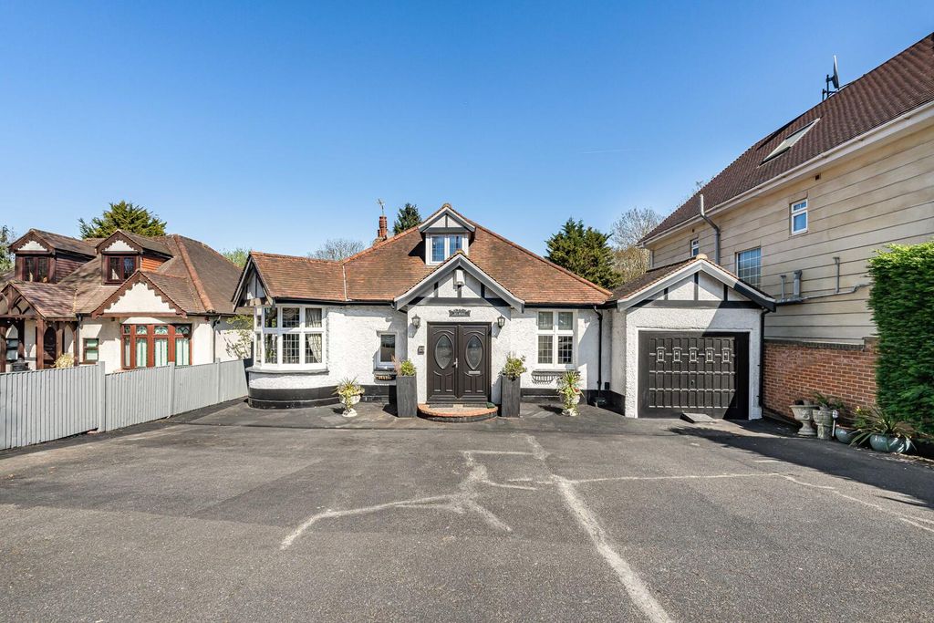 4 bed detached house for salePark Avenue, Enfield EN1