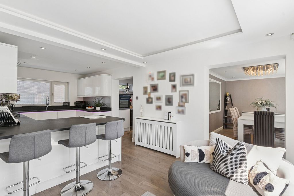 Additional image 4 of 5 bed detached house for saleCoombe Drive, Dunstable LU6