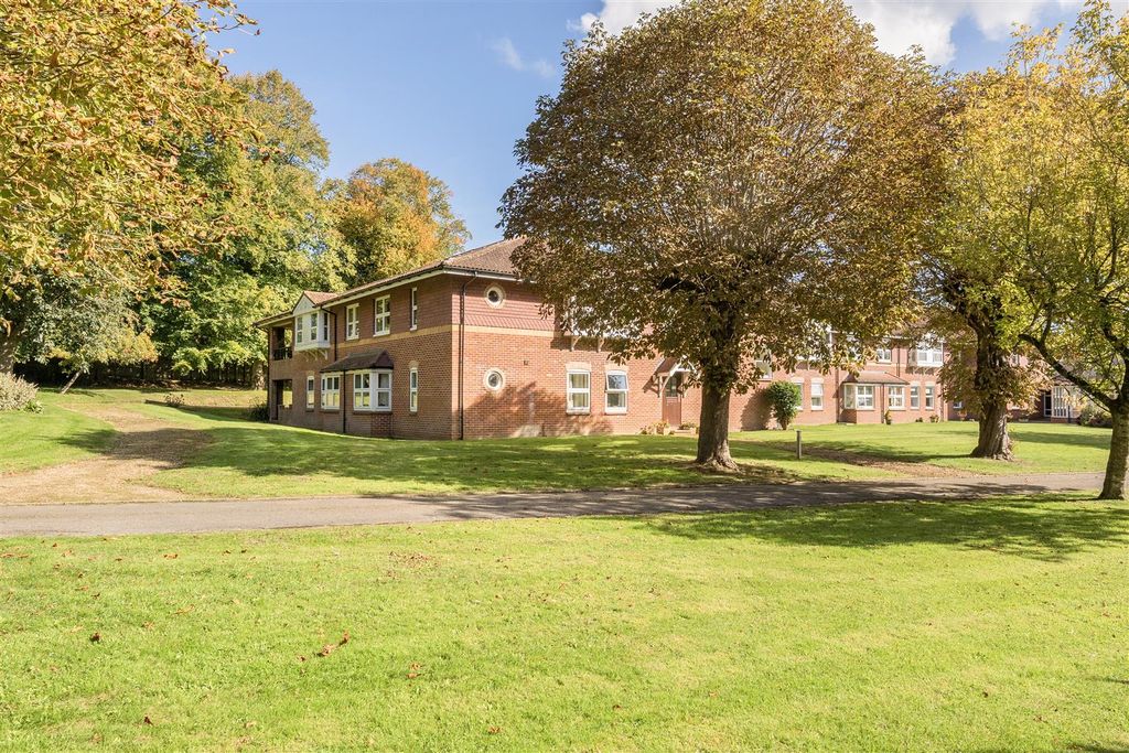2 bed flat for saleThe Croft, Meadow Drive, Devizes SN10
