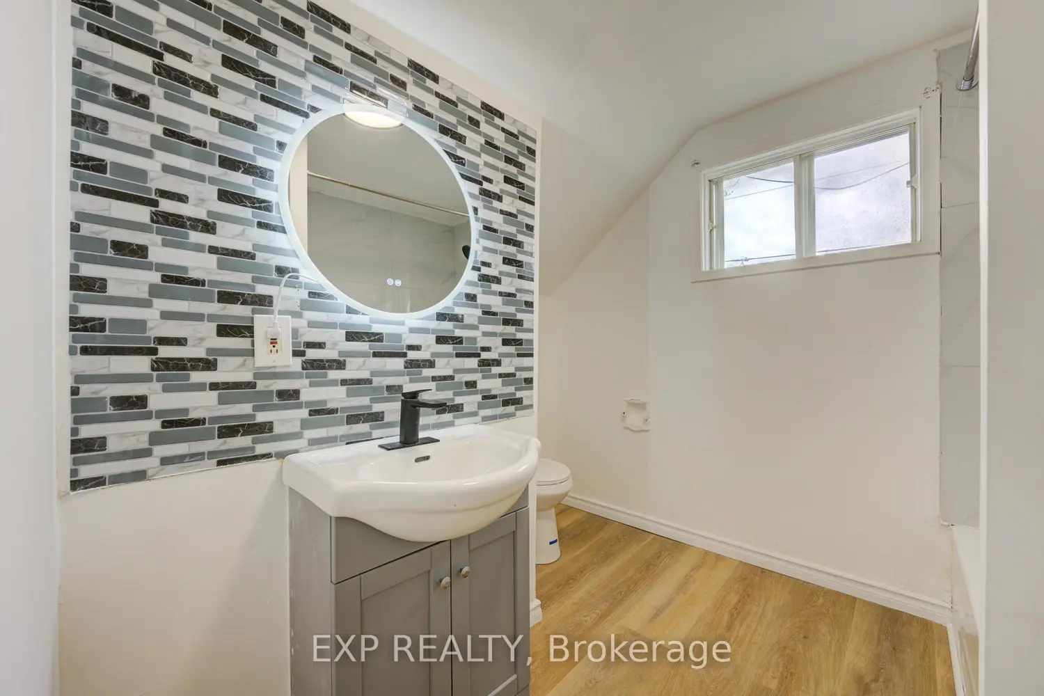 Additional image 5 of 524 Simcoe Street