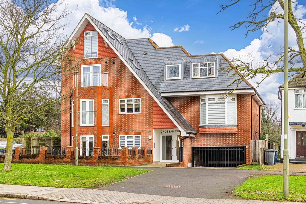 3 bed flat for saleCrossan Court, 108 Stonegrove, Edgware, Middlesex HA8