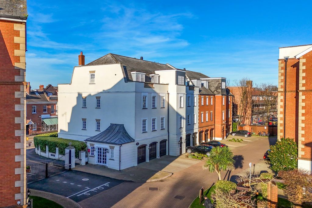 2 bed flat for saleQueens Reach, East Molesey KT8