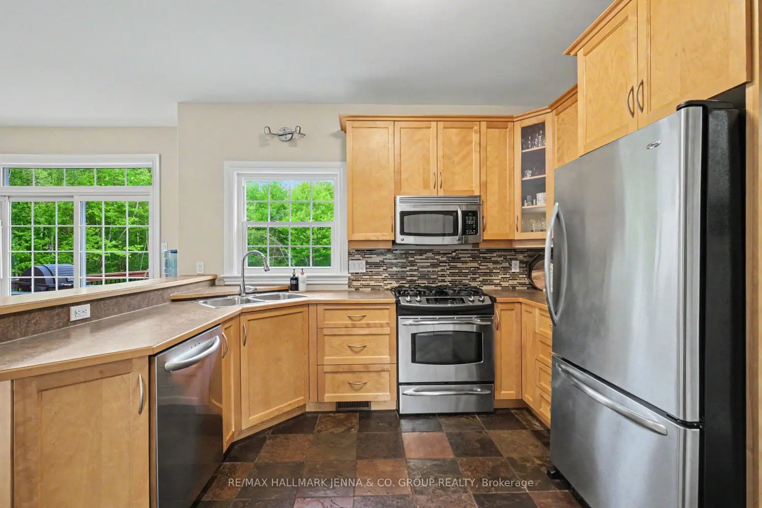 36 Kimberly Avenue photo 5