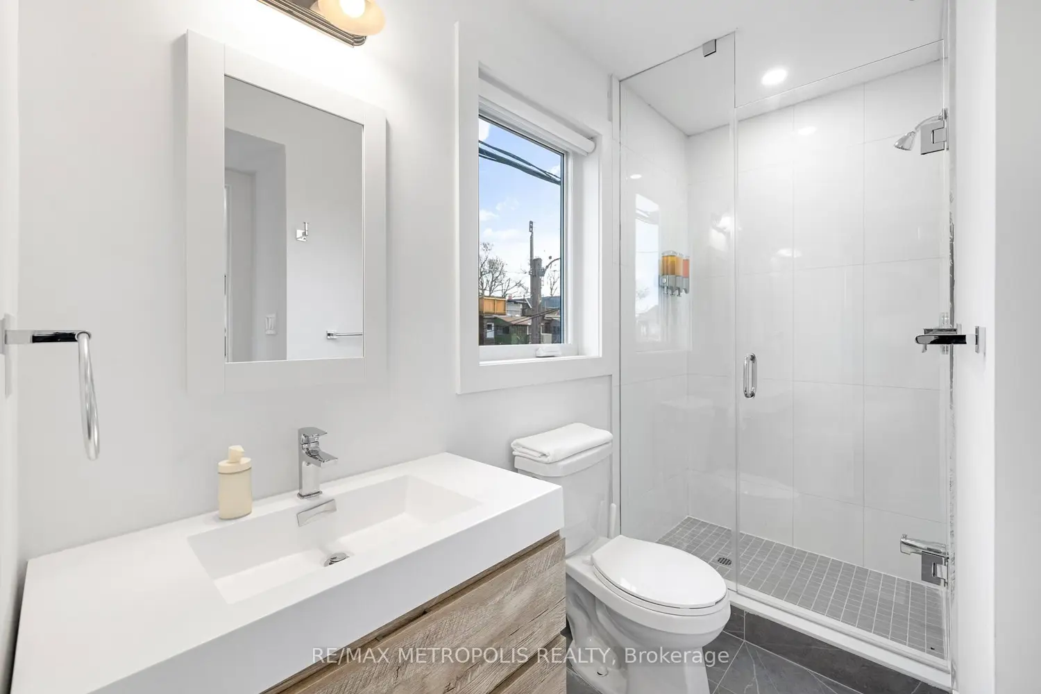 Additional image 19 of 447 Lansdowne Avenue