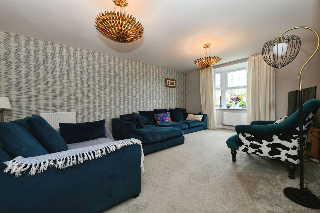 4 bed detached house for saleWestons Piece, Devizes SN10 photo 5