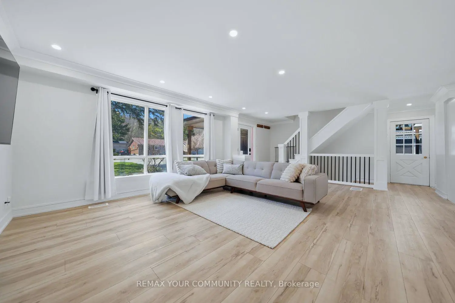 150 Connaught Crescent photo 5