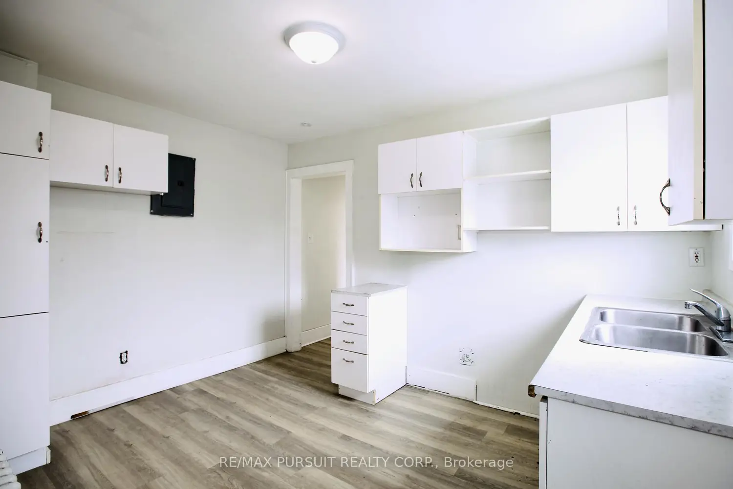 99 Duncan Avenue photo 2