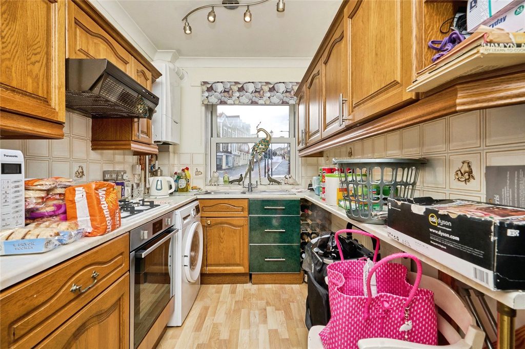Additional image 4 of 2 bed flat for saleBirmingham Road, Cowes, Isle Of Wight PO31