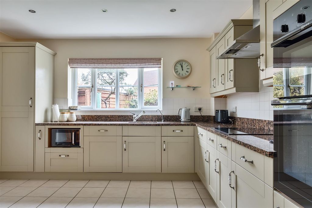 5 bed detached house for saleFruitfields, Devizes SN10 photo 3
