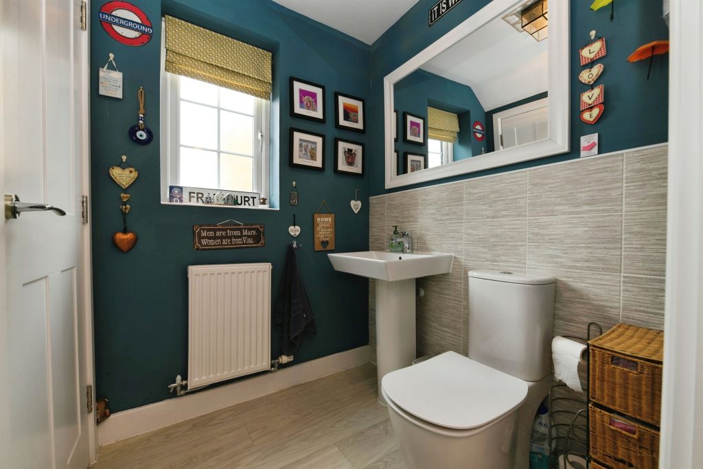 4 bed detached house for saleWestons Piece, Devizes SN10 photo 3