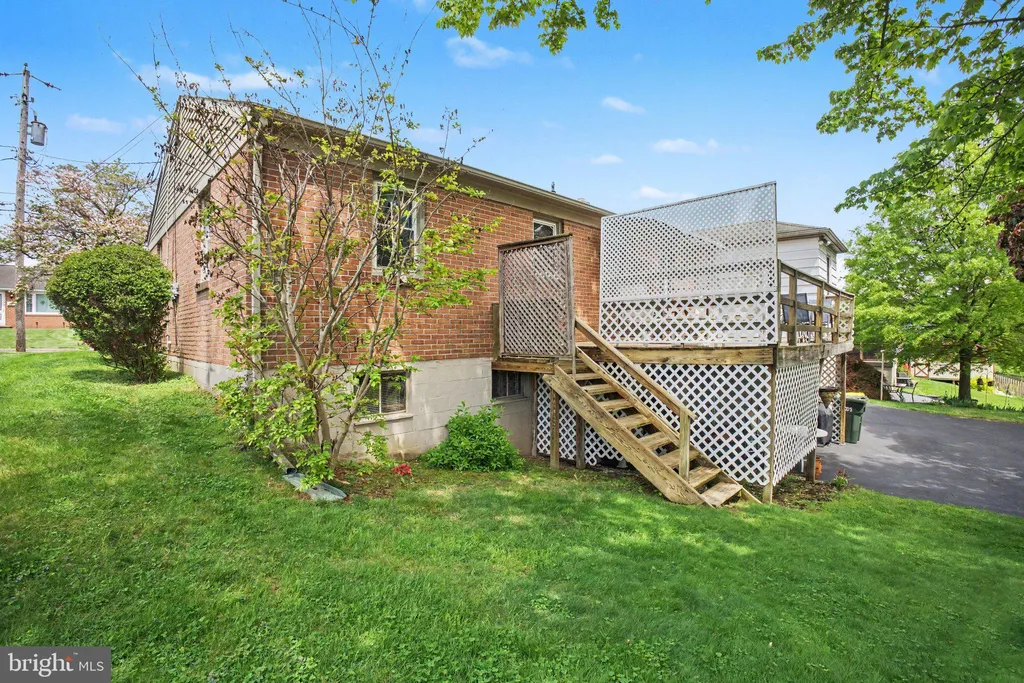 422 Westview Drive, Akron, PA 17501