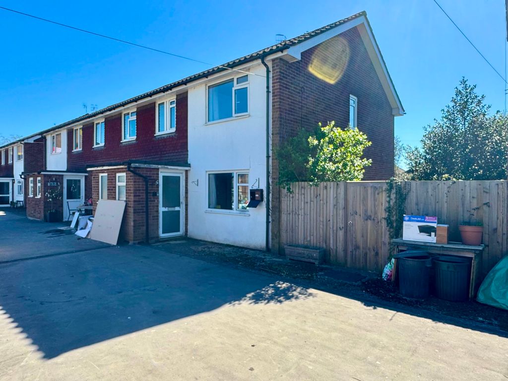 2 bed flat for saleHeadley Court, Station Approach, Edenbridge TN8