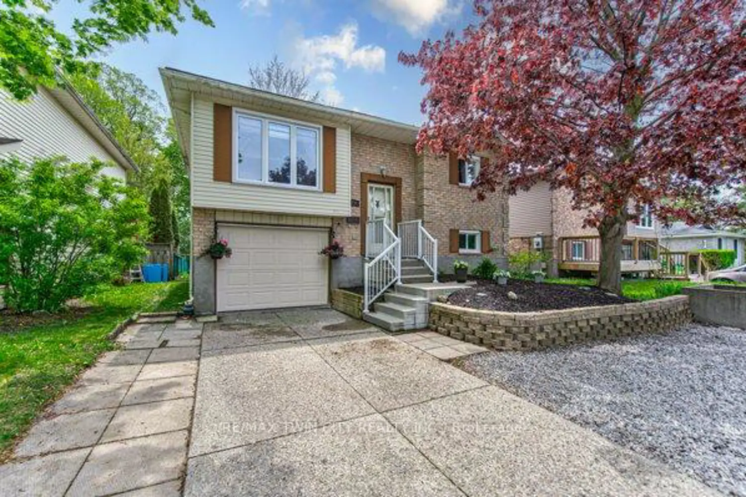414 Woods Lane photo 2