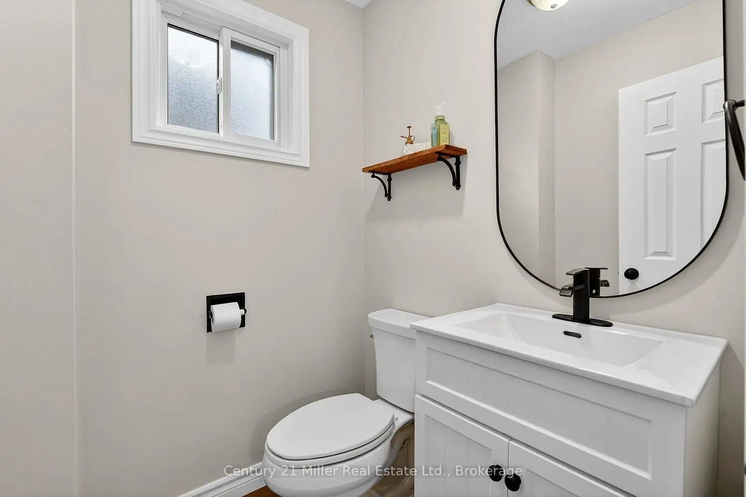 2451 Malcolm Crescent photo 2