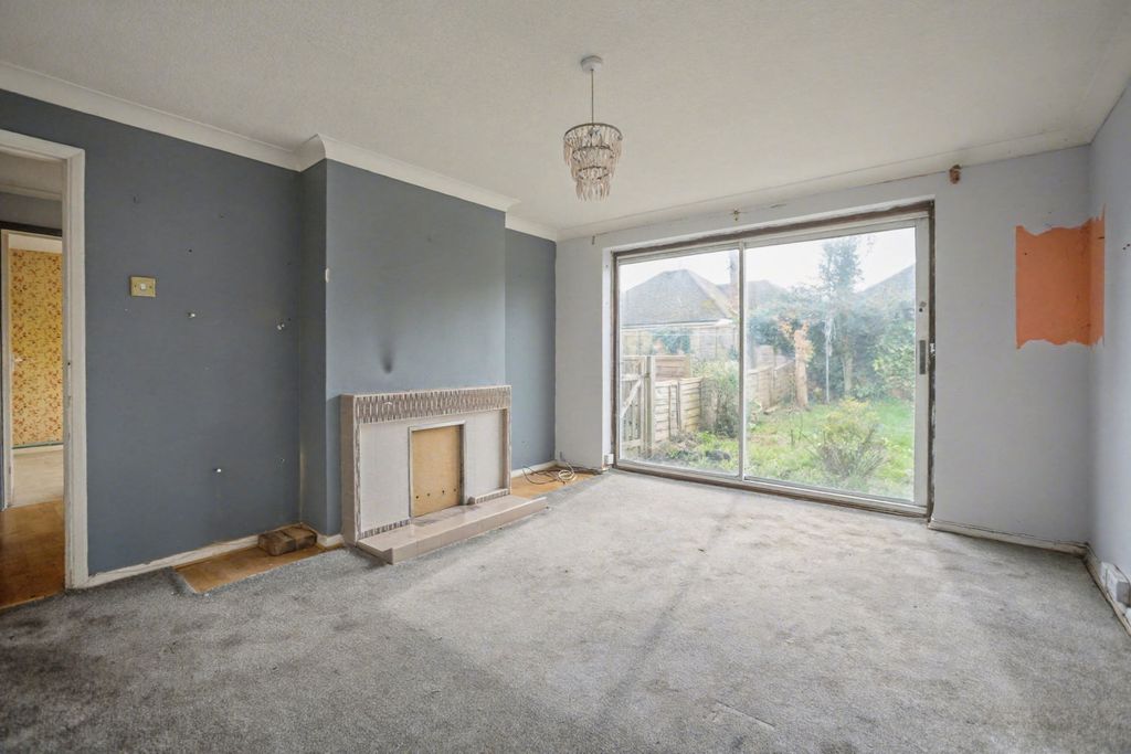 2 bed maisonette for saleStation Approach, Edenbridge, Kent TN8 photo 2