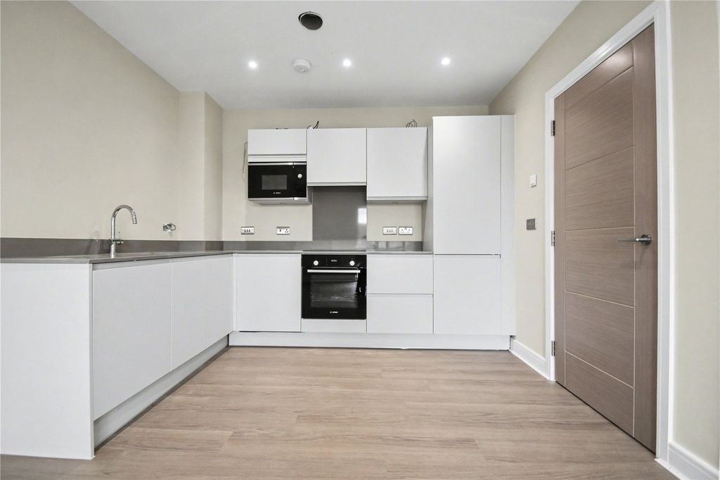 2 bed flat for saleEdenbridge, Kent TN8 photo 3