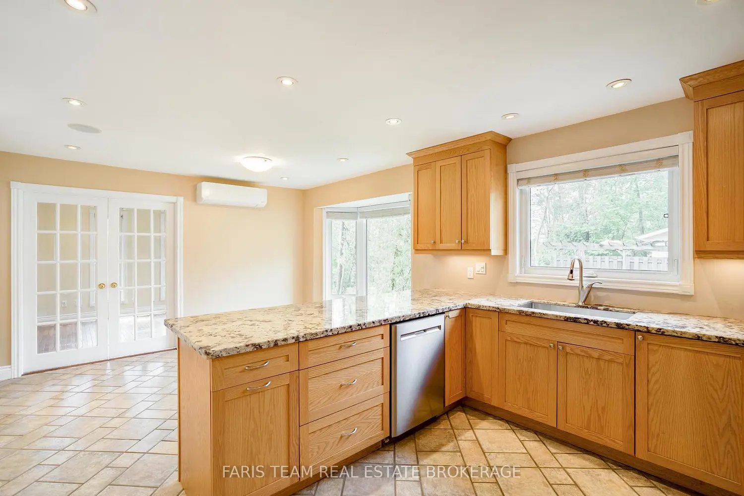 21 Poplar Crescent photo 2