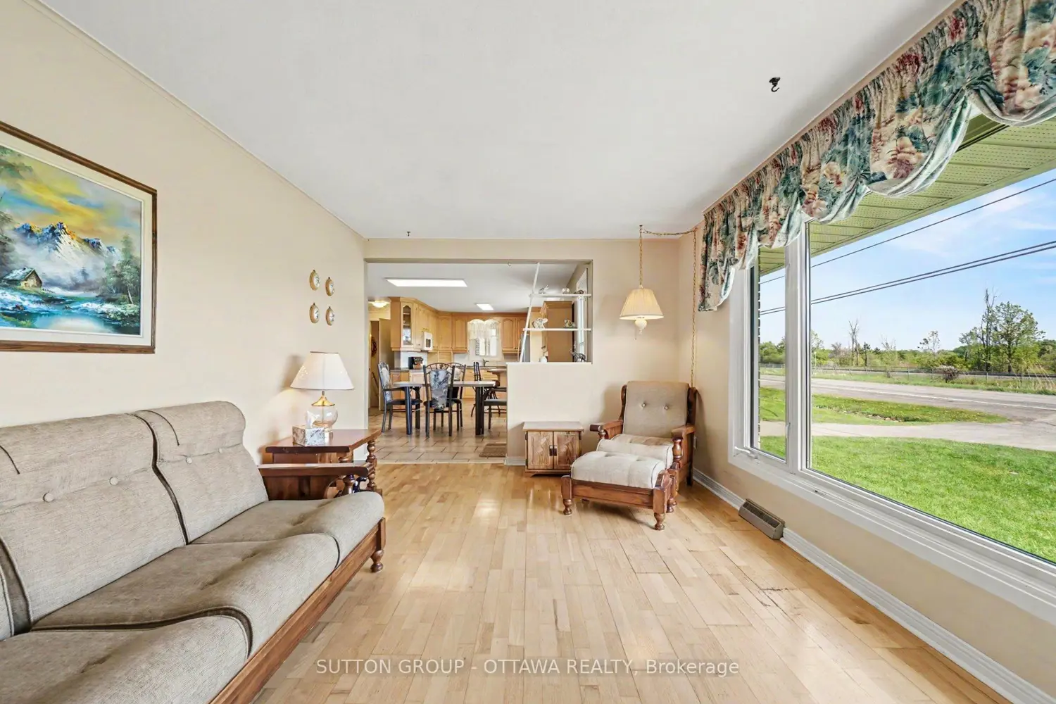 6573 Russell Road photo 4