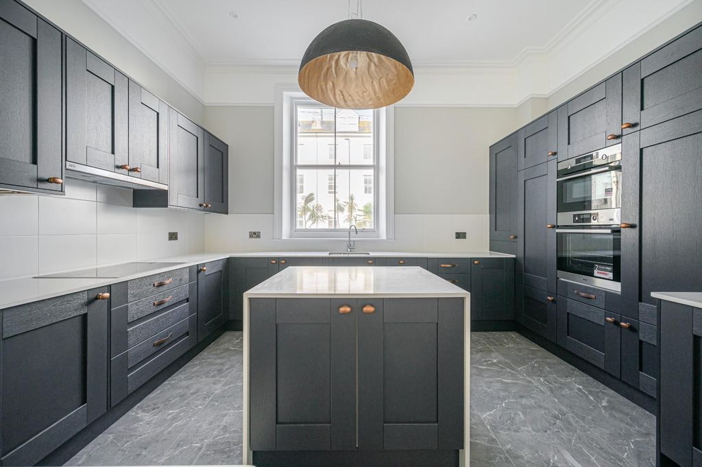 2 bed flat for saleHoward Square, Seafront, Eastbourne BN21 photo 3