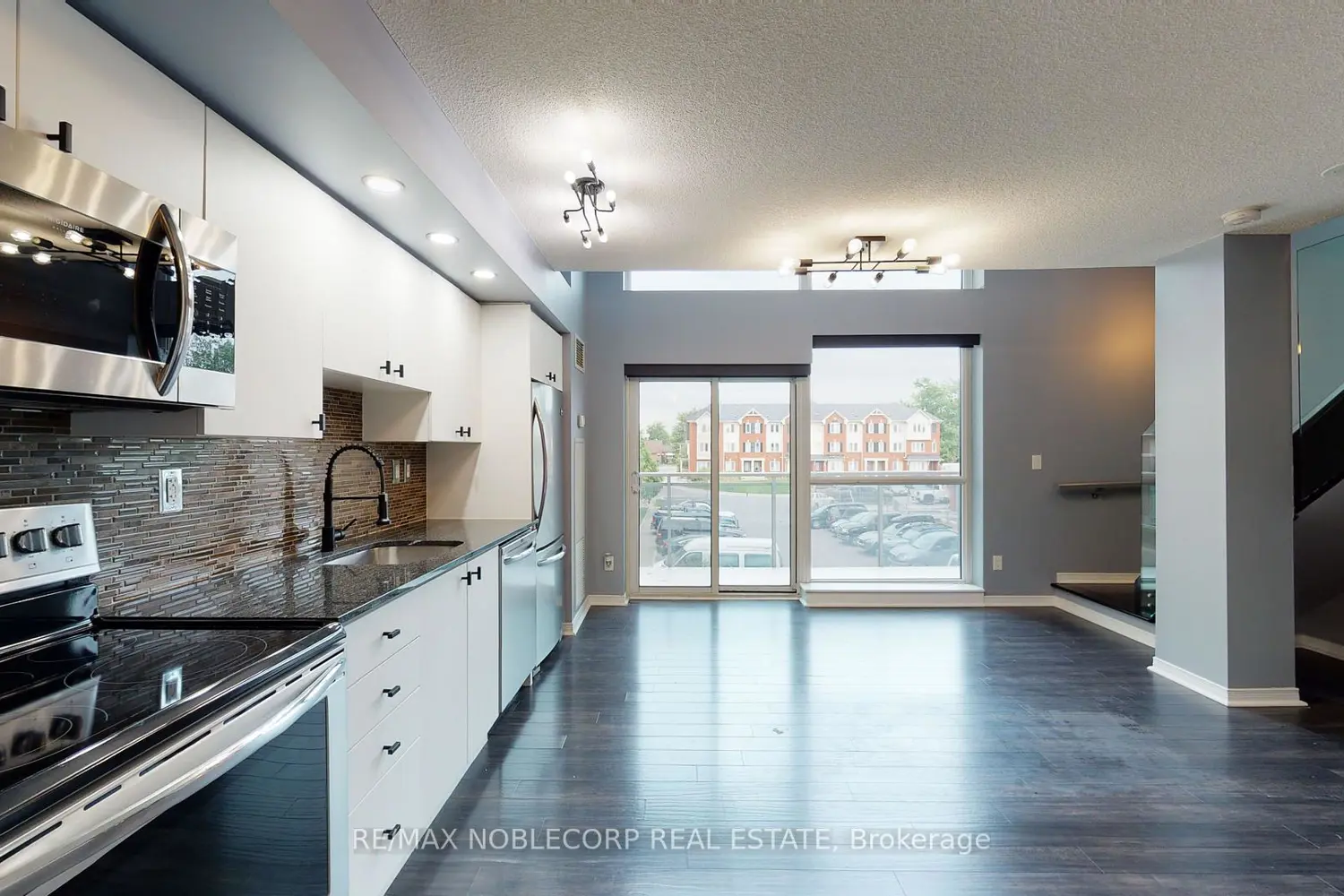 215 Queen Street 212