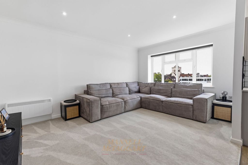 3 bed flat for saleTower Close, East Grinstead RH19 photo 5