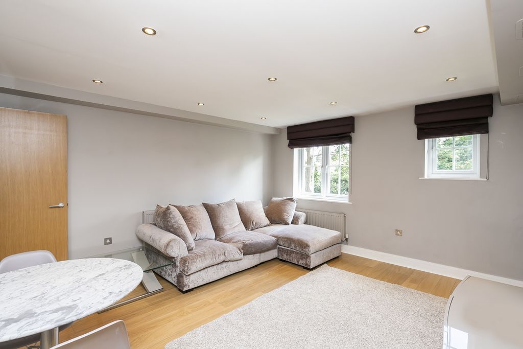 2 bed flat for saleStation Road, Epping CM16 photo 3