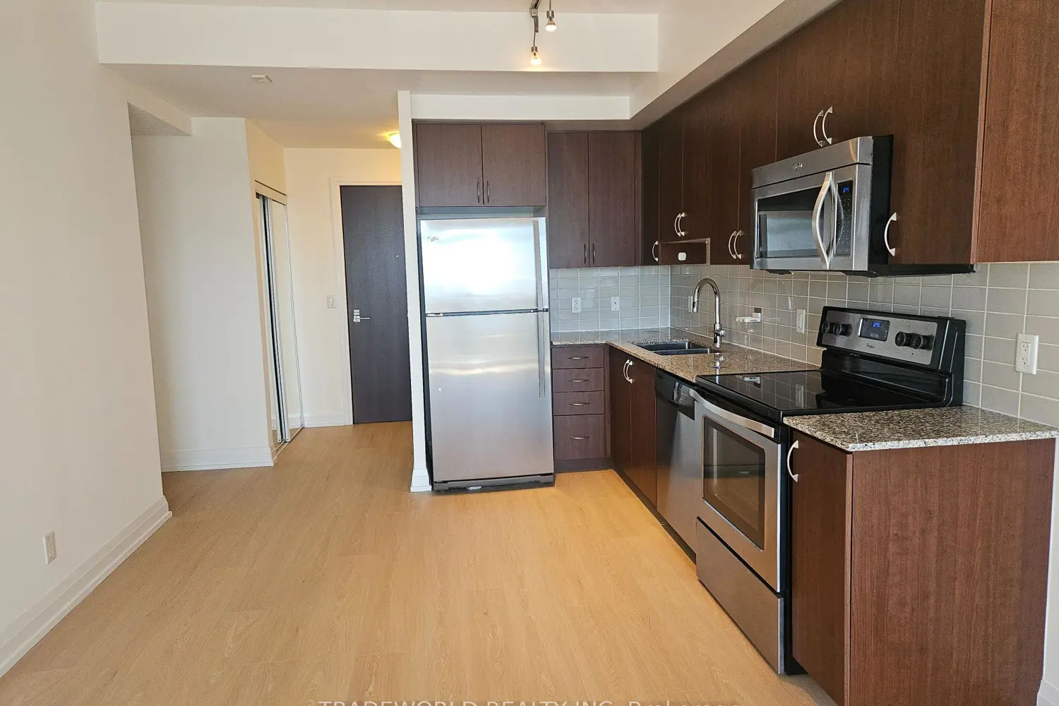 370 Highway 7 1009 photo 5
