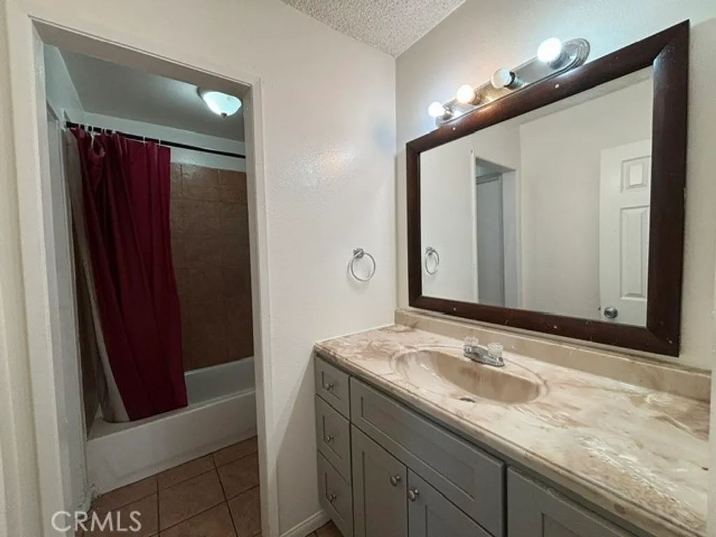 7925 Midhurst Dr, Highland, CA 92346 photo 5