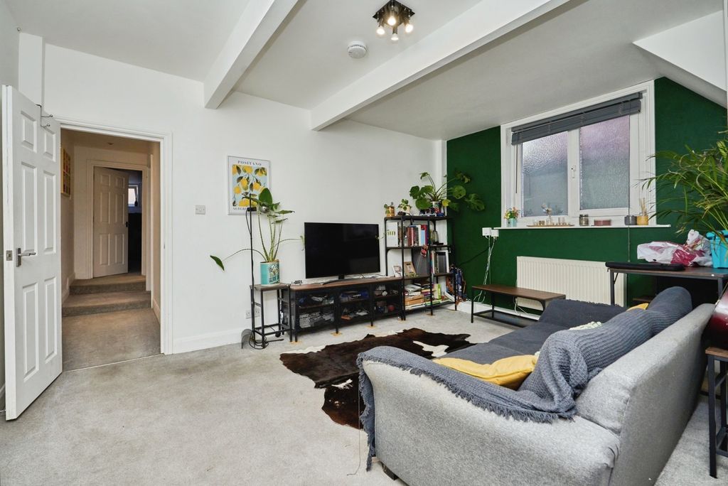 Additional image 4 of 2 bed flat for saleTennyson Road, Cowes, Isle Of Wight PO31