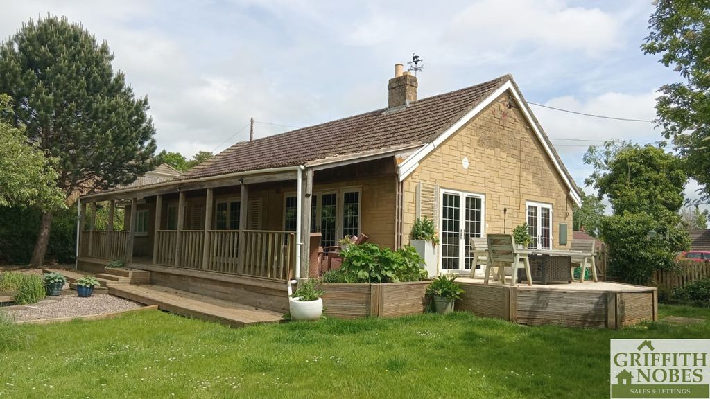 4 bed detached bungalow for saleThe Quarry, Dursley, Gloucestershire GL11