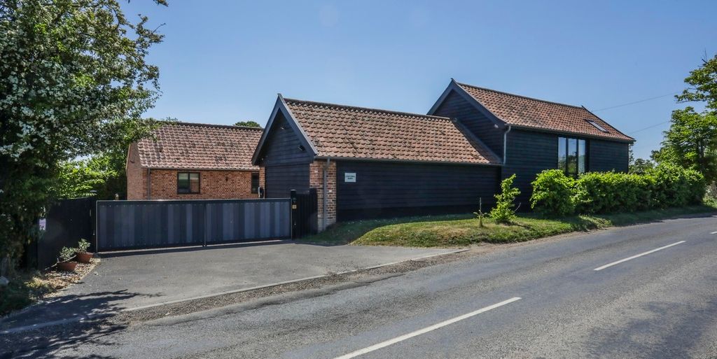 4 bed barn conversion for saleBurston, Diss IP22 photo 3