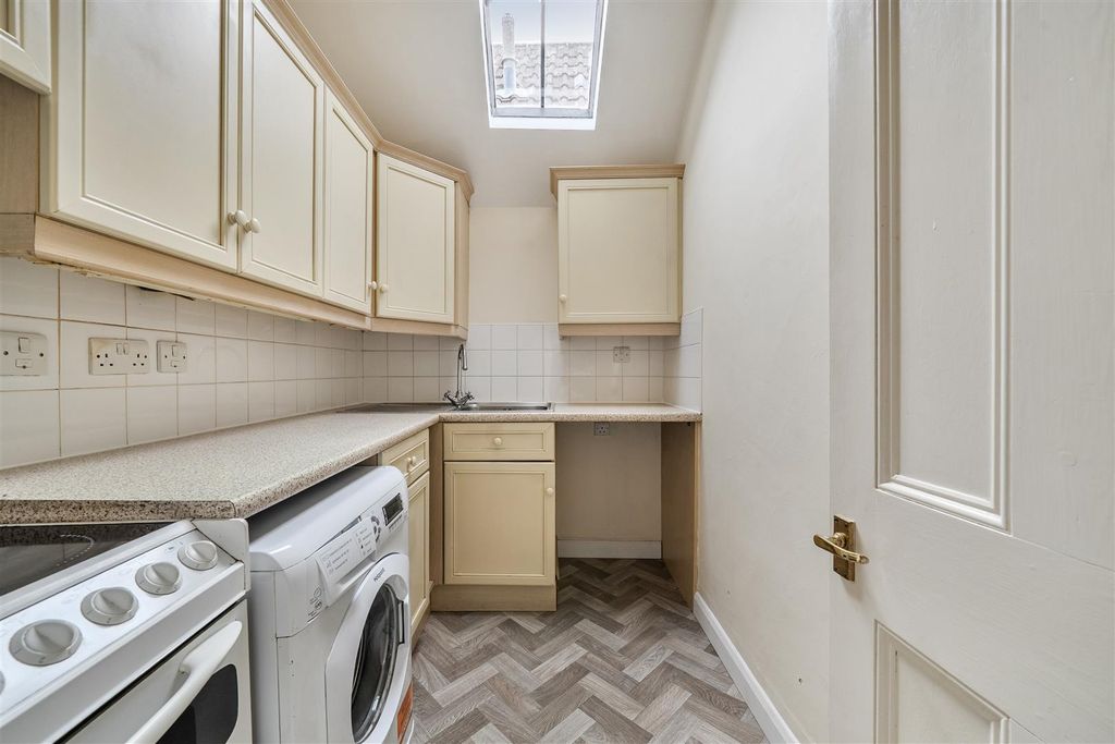 2 bed flat for saleMarket Place, Devizes SN10 photo 4