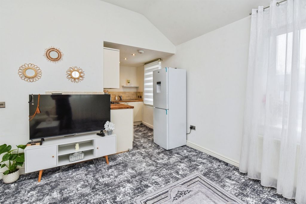 2 bed flat for saleThe Nursery, Devizes SN10 photo 2