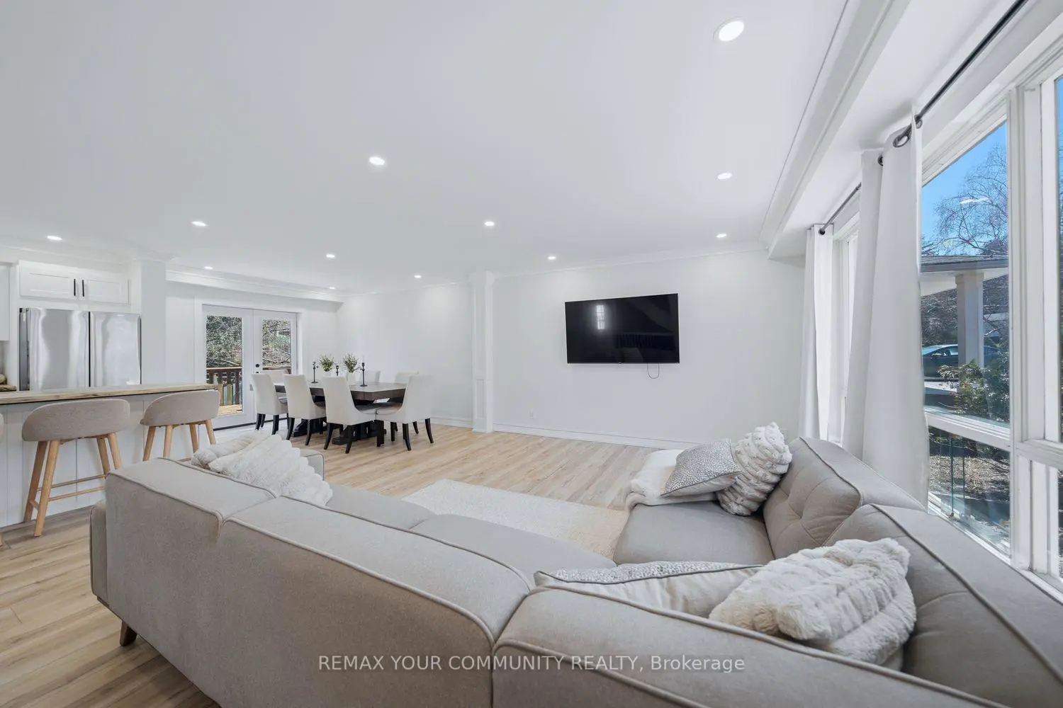 150 Connaught Crescent photo 2
