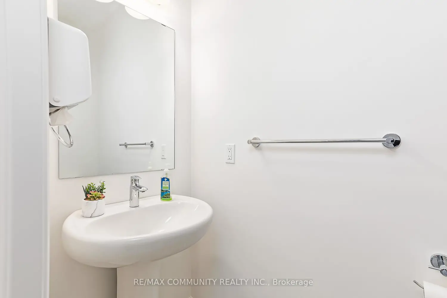 122 Plewes Drive photo 2