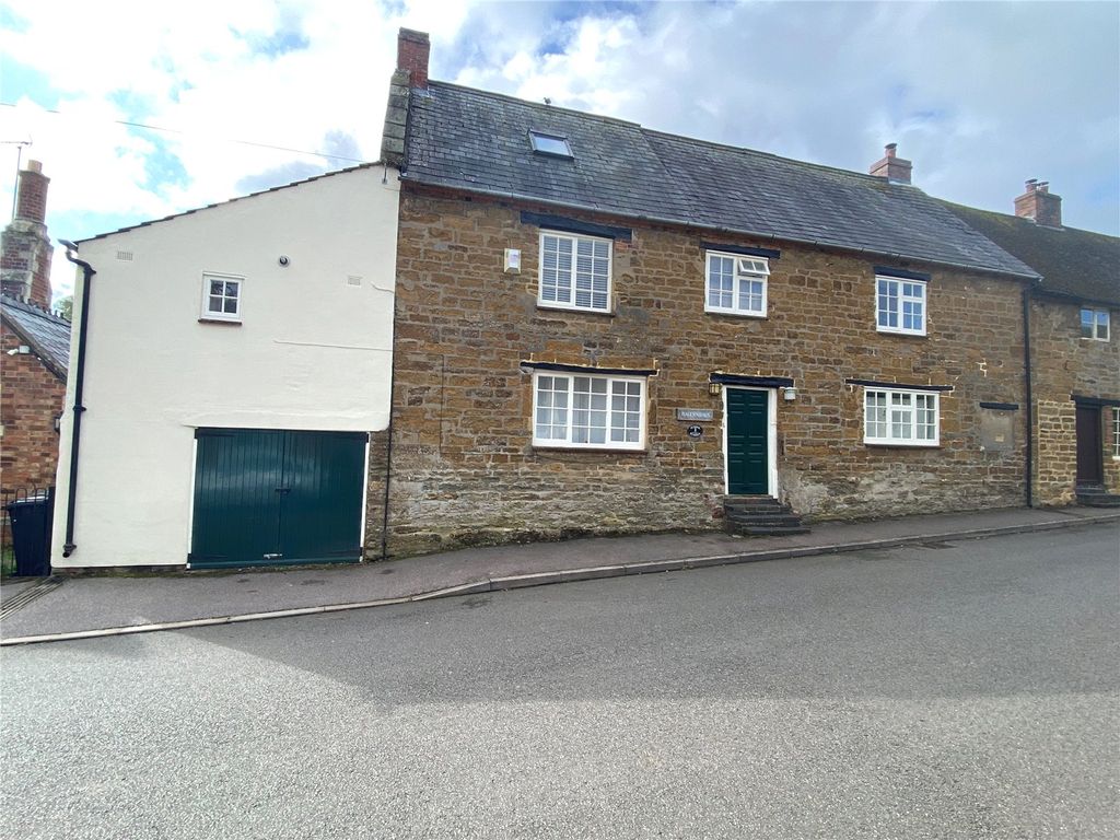 4 bed detached house for saleSchool Street, Drayton, Daventry, Northamptonshire NN11