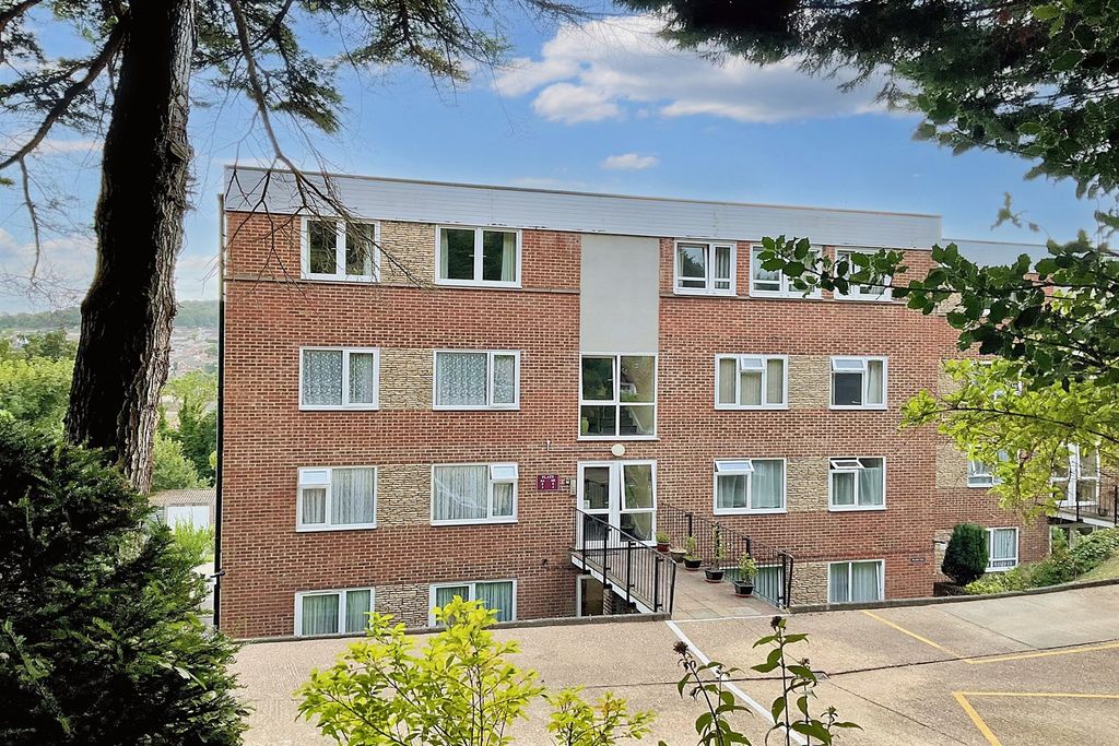 2 bed flat for saleRedlands Court, London Road, River, Dover CT17