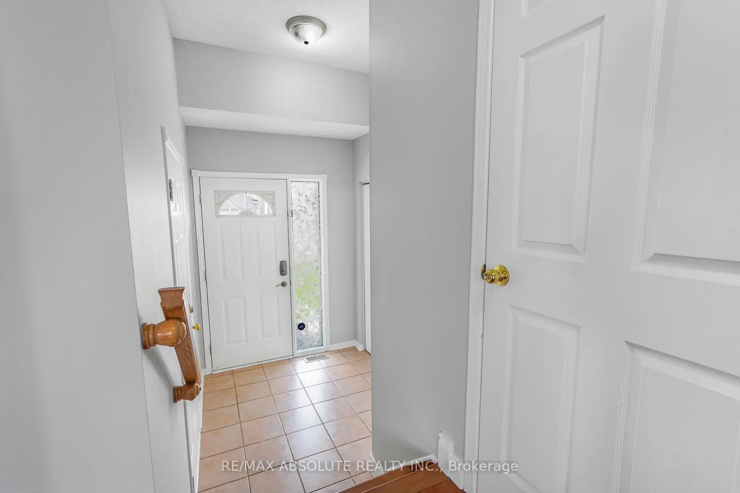 879 Paradise Crescent photo 3