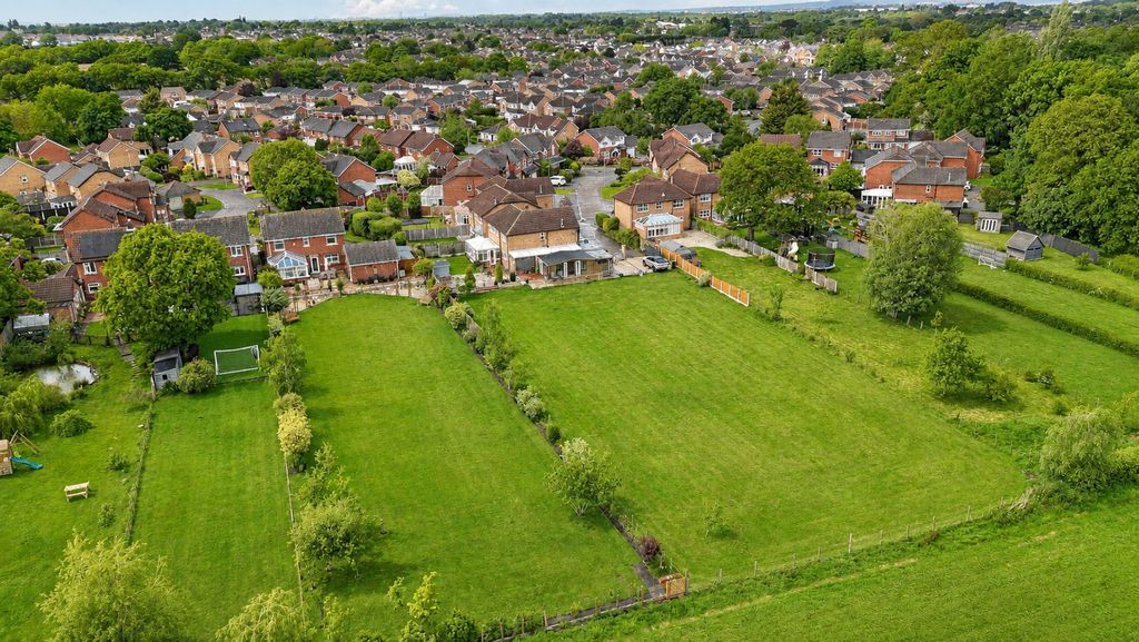 4 bed property for saleRidgeway Close, Great Sutton CH66 photo 4