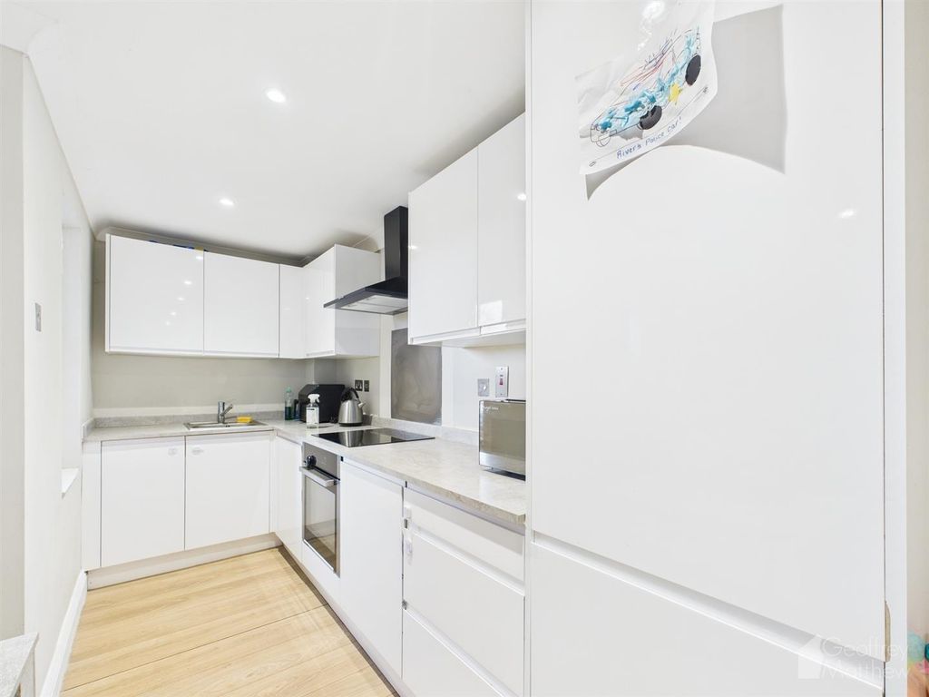 2 bed flat for saleChelmsford Road, Dunmow CM6 photo 4