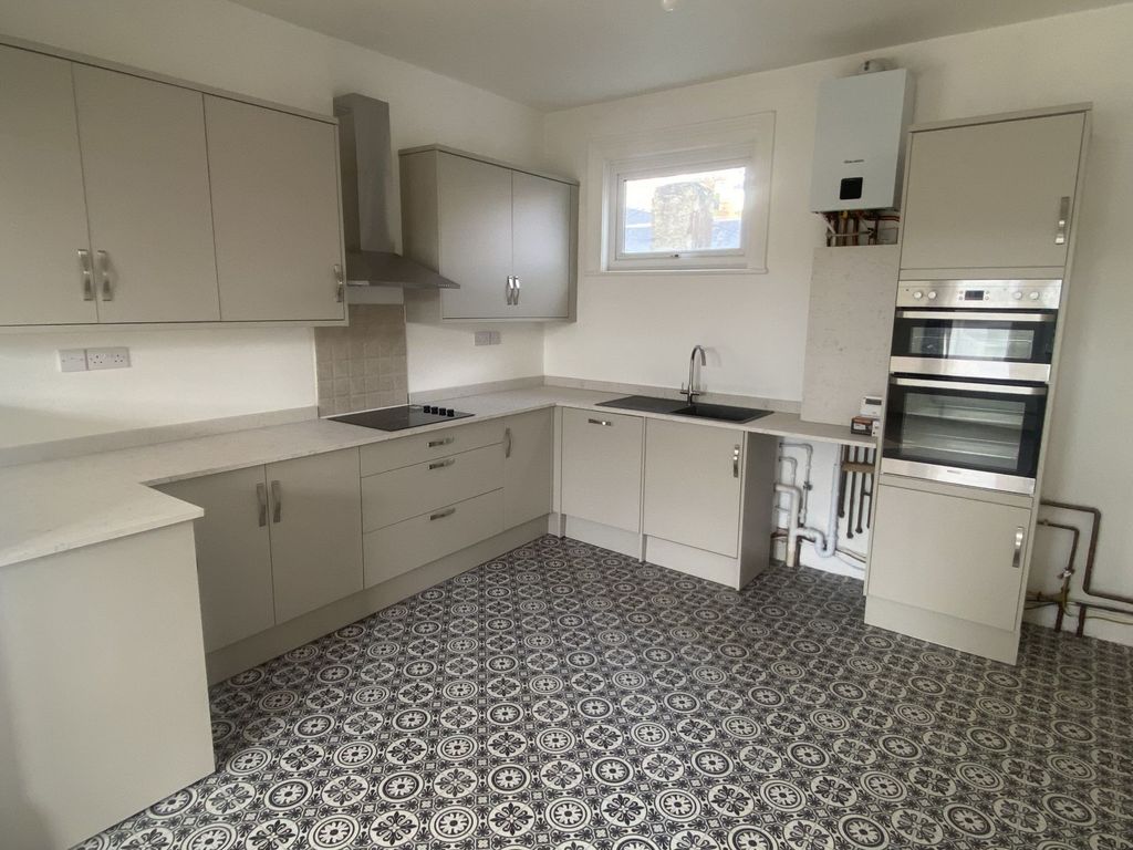 3 bed flat for salePark Road, Dawlish EX7 photo 3