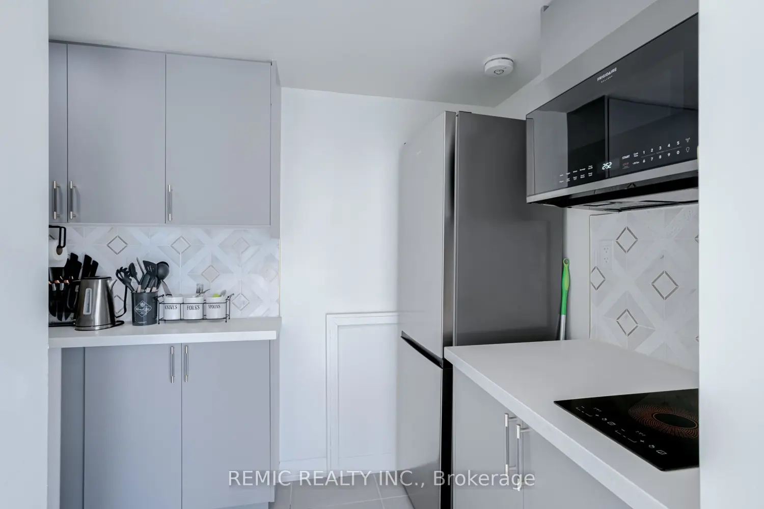 1423 Green Road photo 2