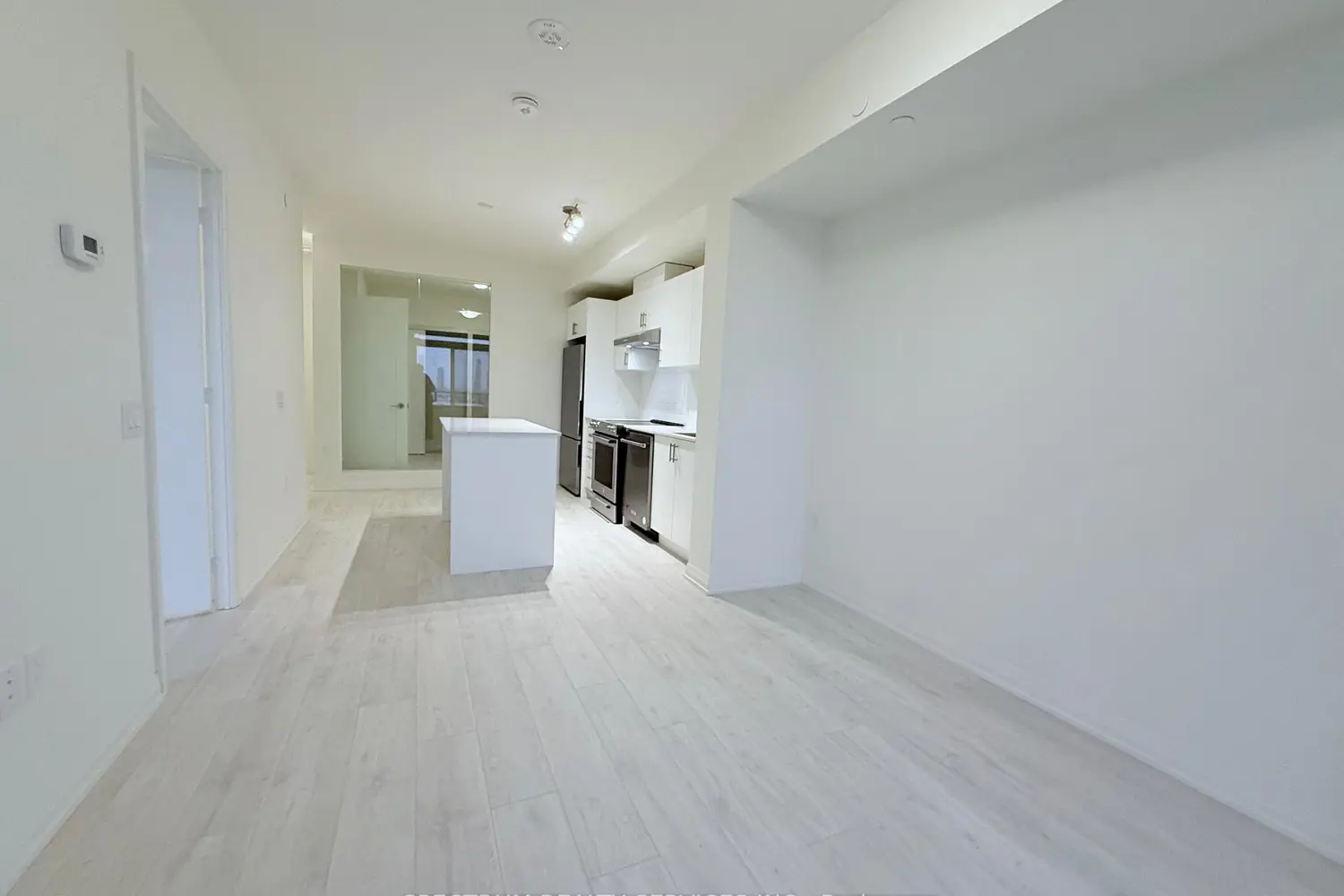 8960 Jane Street 427 photo 5