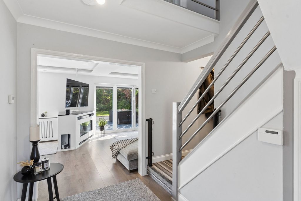 Additional image 5 of 5 bed detached house for saleCoombe Drive, Dunstable LU6