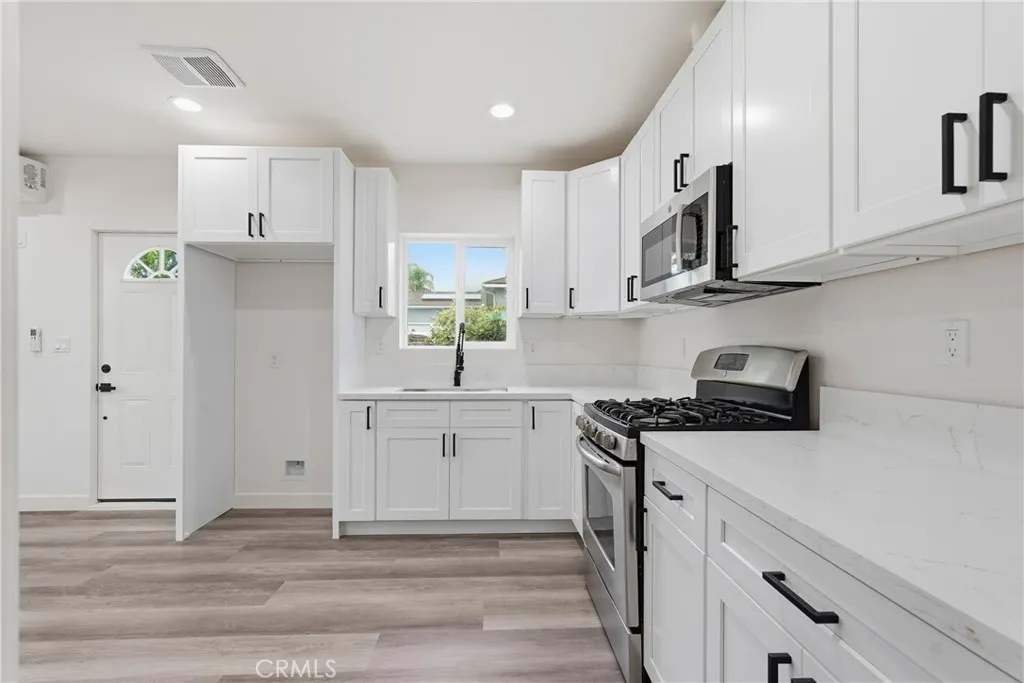 13880 Lexicon Ave, Sylmar, CA 91342 photo 2