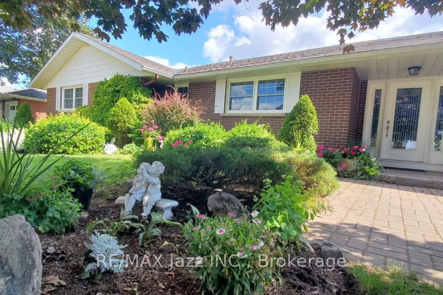 961 Swiss Heights photo 2
