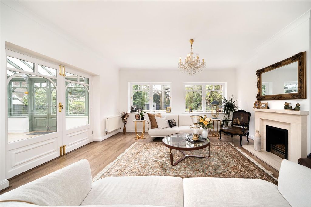 4 bed detached house for saleCanons Drive, Edgware HA8 photo 4