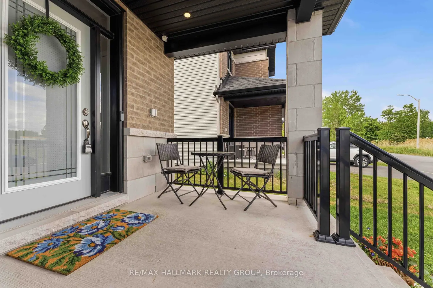369 Broadridge Crescent photo 2