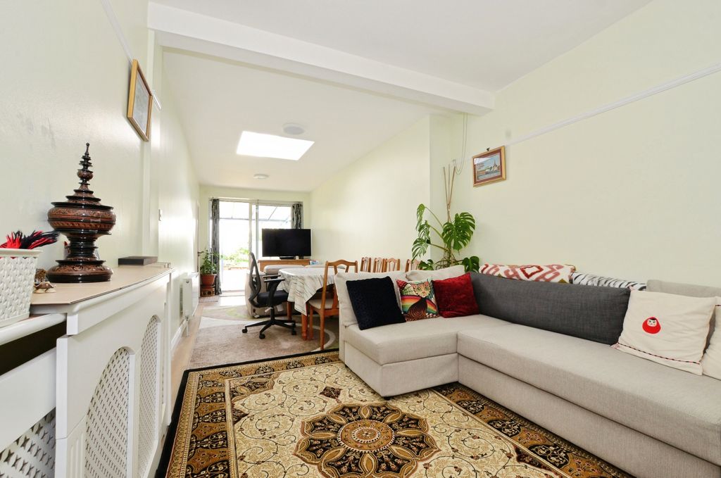 4 bed terraced house for saleMollison Way, Edgware HA8 photo 2